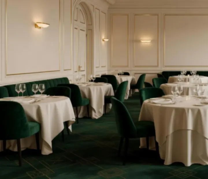 Salle privatisée élégante de Top Repères Plus, avec tables dressées et lumière tamisée.